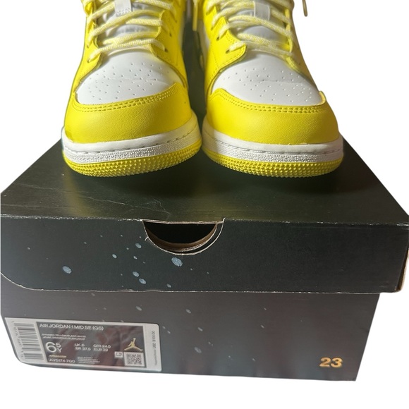 Nike Air Jordon Dynamic Yellow/Black and White High-Tops - Picture 4 of 9